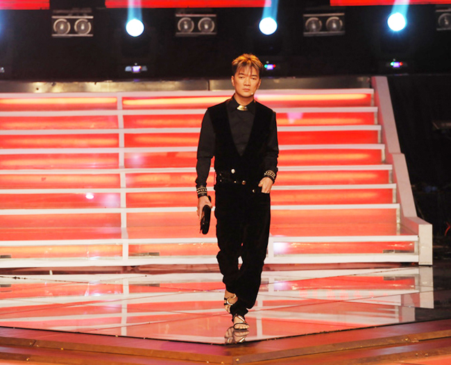 Xuất hiện trên sân khấu The Voice tối 21/10, anh đi đứng như một người mẫu trên sàn catwalk.